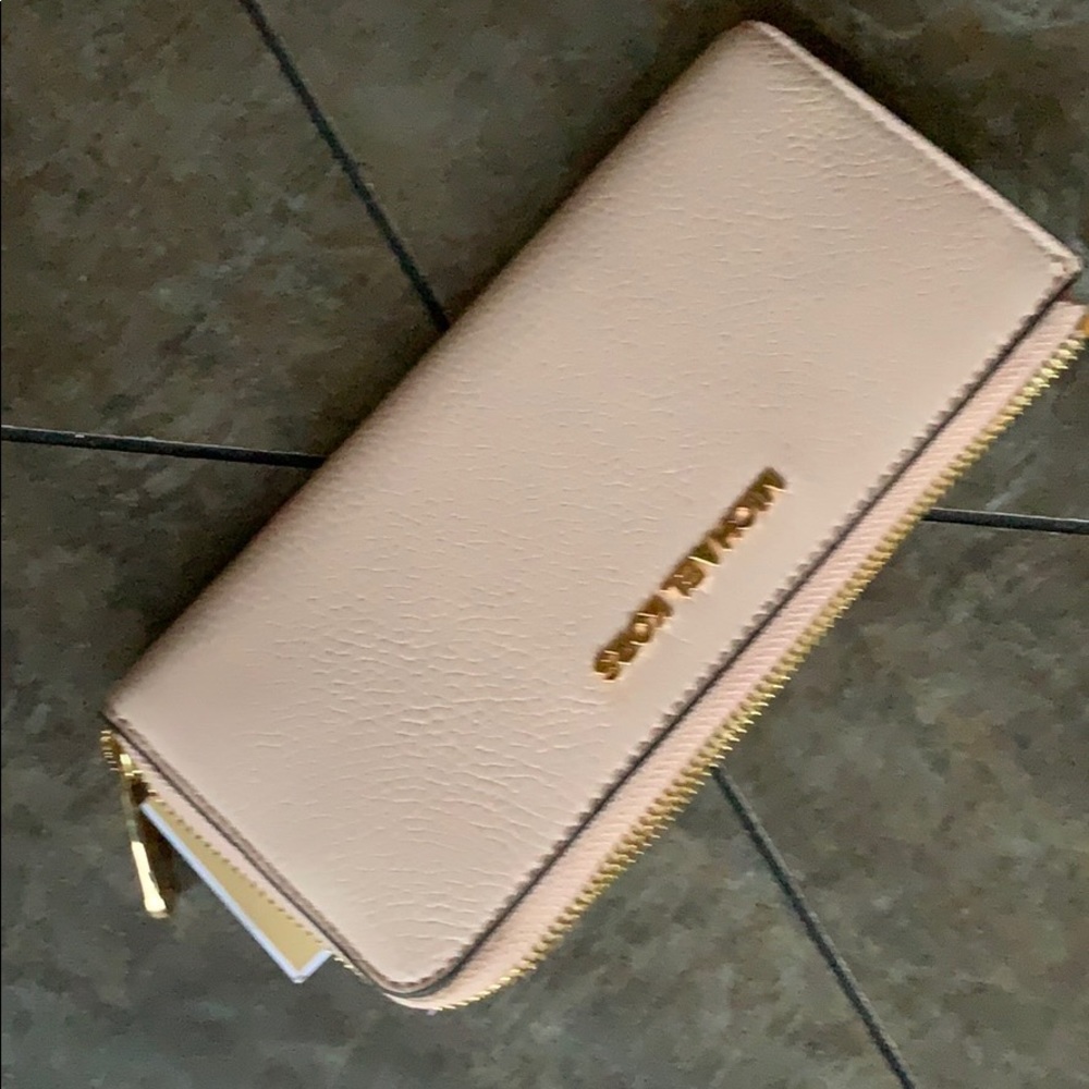 Michael Kors Jet Set Lg Three QTR Zip Wallet - Picture 13 of 16